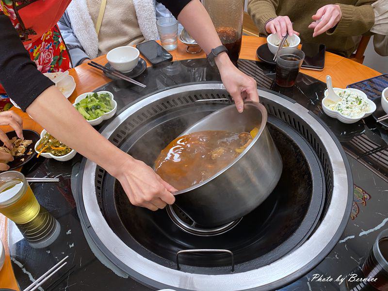 小媳婦鐵鍋燉~東北特色菜鐵鍋燉.換一種方式吃火鍋的概念 @Bernice的隨手筆記