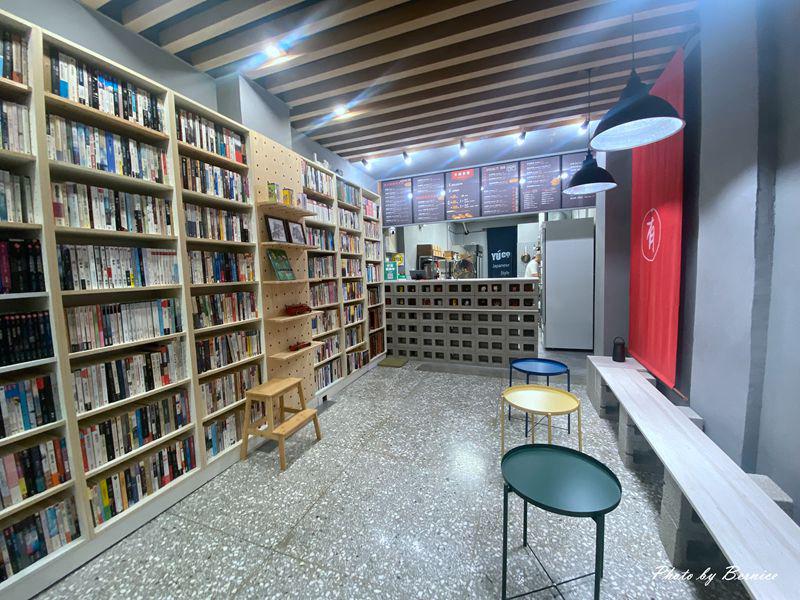 有熱狗 日式熱狗堡~外有日本風內裝像圖書館相當特別的用餐空間 @Bernice的隨手筆記