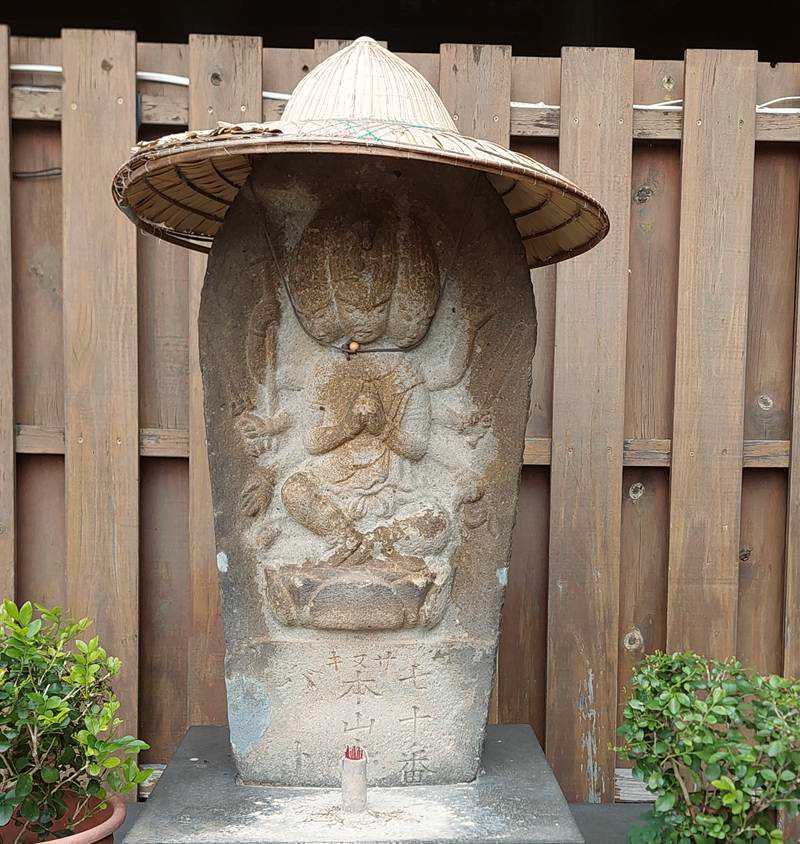 第七十番石佛.台北新四國遍路~被溫泉會館收藏供奉雨天還會幫石佛戴上斗笠遮雨 @Bernice的隨手筆記