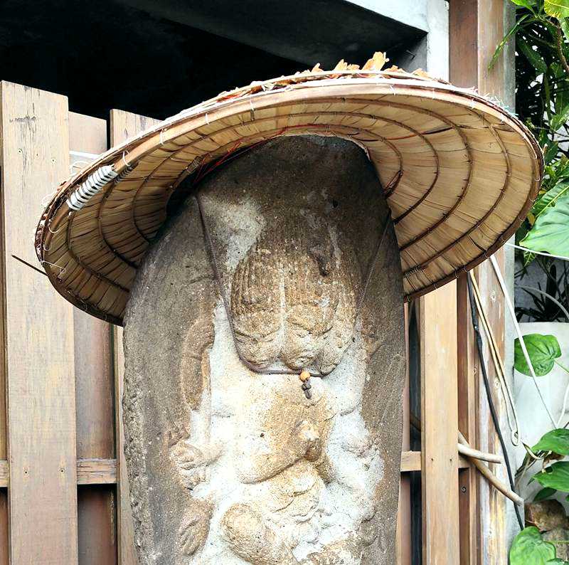 第七十番石佛.台北新四國遍路~被溫泉會館收藏供奉雨天還會幫石佛戴上斗笠遮雨 @Bernice的隨手筆記