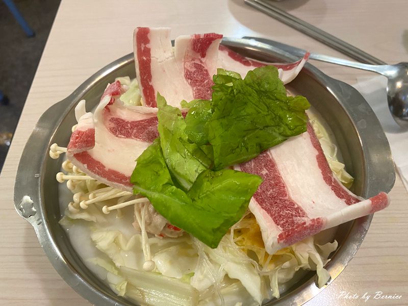 8鍋小火鍋-新穎時尚.沙崙店~多種湯頭 高CP值 經濟實惠吃到飽 @Bernice的隨手筆記