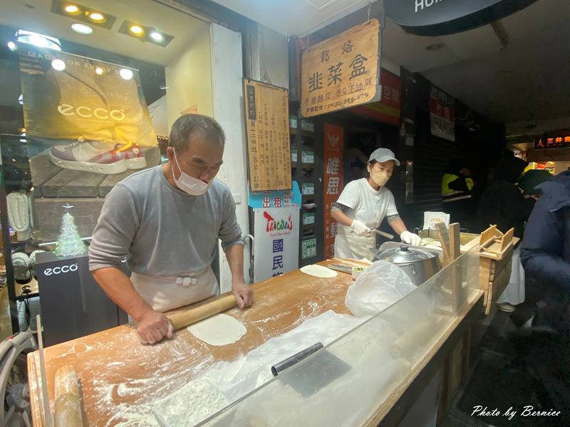 乾烙韭菜盒子~市場中的手工老味道 外酥內香不油膩 @Bernice的隨手筆記