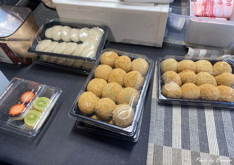 阿金客家麻糬~爆汁草莓葡萄水果系列 Q彈糯米與季節果香的完美邂逅 @Bernice的隨手筆記