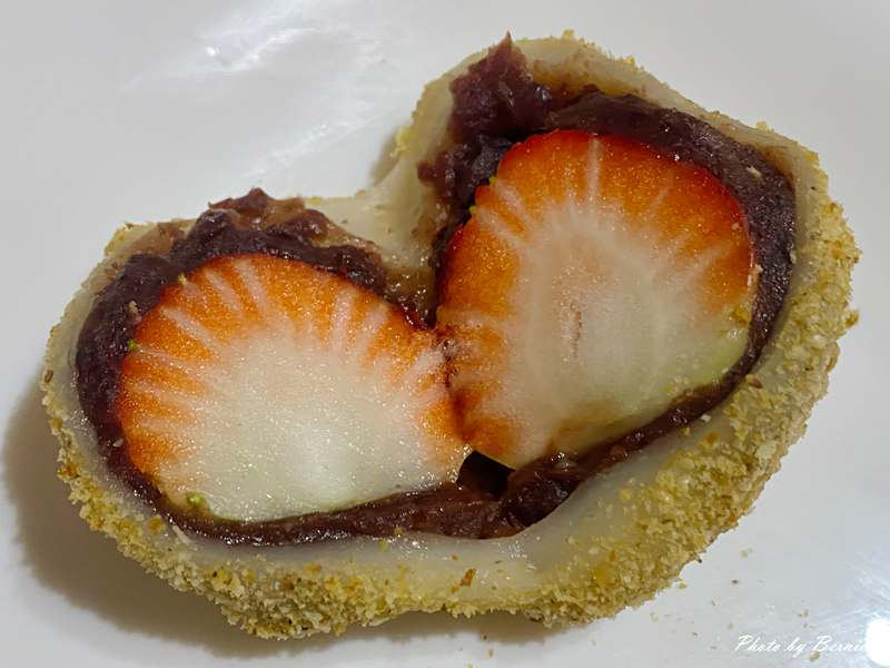 阿金客家麻糬~爆汁草莓葡萄水果系列 Q彈糯米與季節果香的完美邂逅 @Bernice的隨手筆記