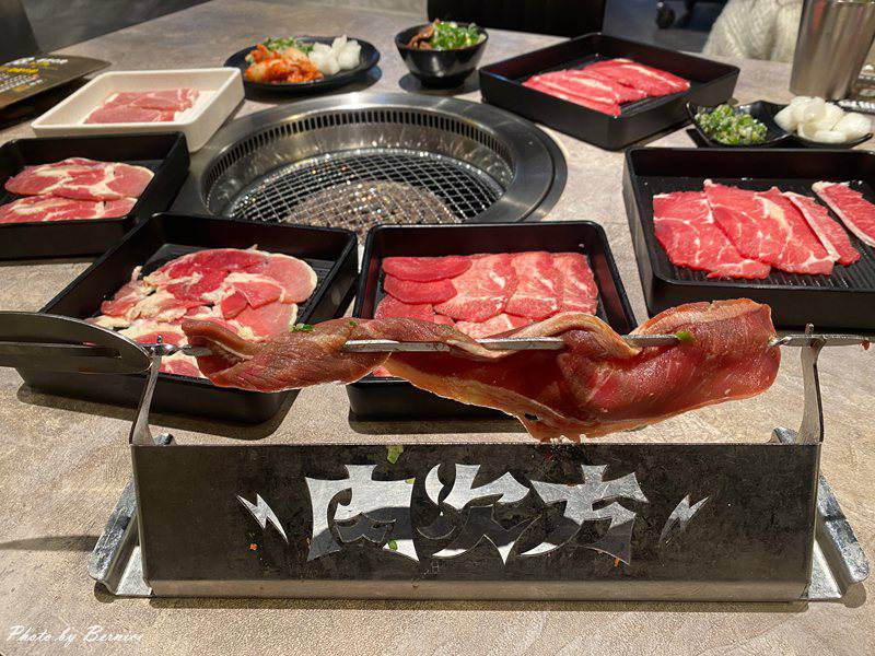 肉次方 燒肉放題台北峨眉店~進擊の肉 現切肋眼牛排爽爽吃 @Bernice的隨手筆記