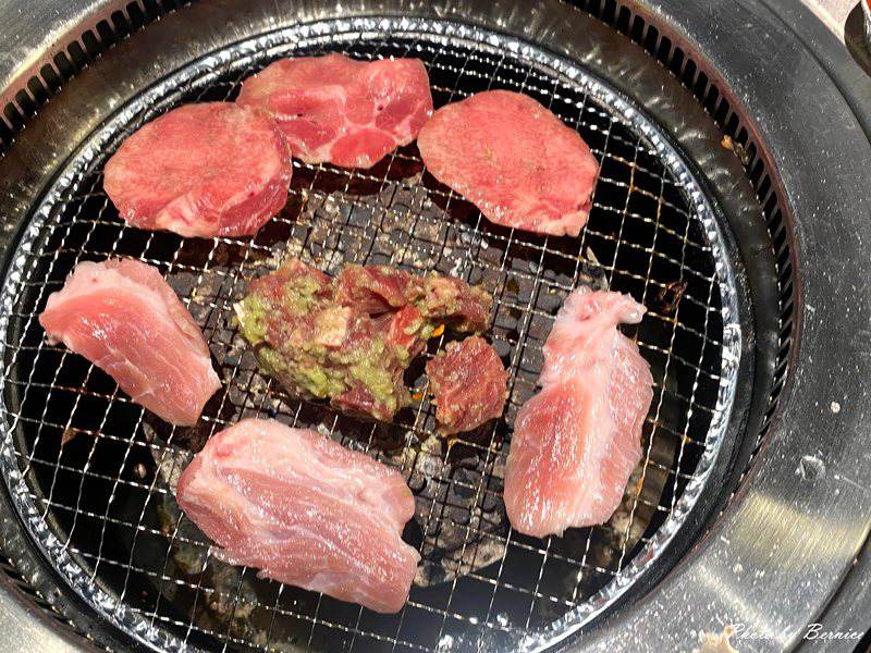 肉次方 燒肉放題台北峨眉店~進擊の肉 現切肋眼牛排爽爽吃 @Bernice的隨手筆記