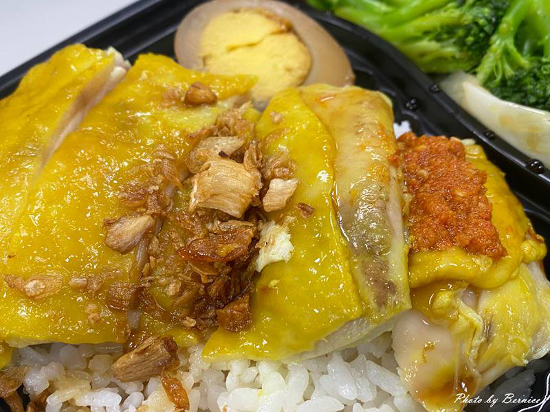 金菊雞肉飯北投店~紅蔥醬的濃香 海南雞的鮮嫩 在一碗飯裡遇見幸福 @Bernice的隨手筆記