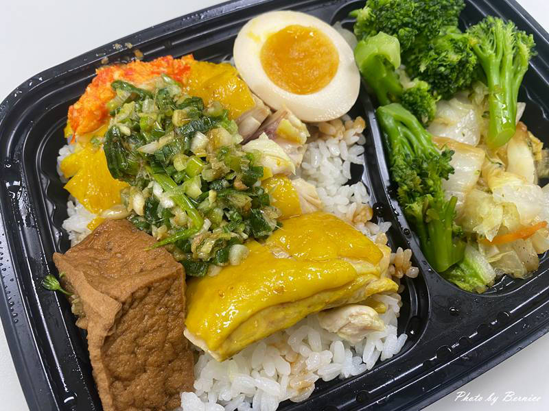 金菊雞肉飯北投店~紅蔥醬的濃香 海南雞的鮮嫩 在一碗飯裡遇見幸福 @Bernice的隨手筆記