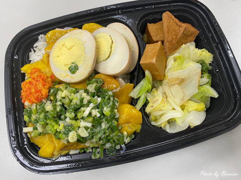 金菊雞肉飯北投店~紅蔥醬的濃香 海南雞的鮮嫩 在一碗飯裡遇見幸福 @Bernice的隨手筆記