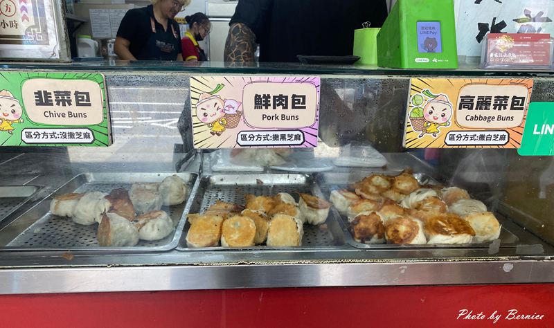 黃家班脆皮水煎包~金黃酥脆一口爆香 內湖超高人氣小吃 @Bernice的隨手筆記