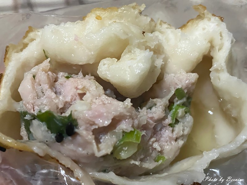 黃家班脆皮水煎包~金黃酥脆一口爆香 內湖超高人氣小吃 @Bernice的隨手筆記