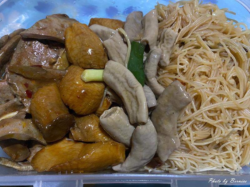 阿何師快炒~藏在市場裡的熟悉鑊氣 一桌熱炒吃見台灣味 @Bernice的隨手筆記